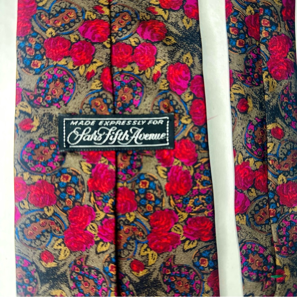 Luxury SAKS FIFTH AVENUE Exclusive Bold Red & Tan Floral All Silk Classic Tie - Picture 6 of 7